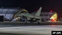 ከእንግሊዝ የመከላከያ ሚኒስቴር የተገኘው ምስል ራፍ ታይፉን የተባሉት የጦር አውሮፕላኖች በየመን ኢላማዎችን ካደረሱ በኋላ በቆጵሮስ ራፍ አክሮቲሪ የጦር ሰፈር እንደተመለሱ ያሳያል ።