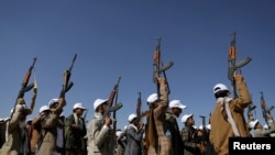 胡塞武装分子在也门萨那附近参加一场抗议美国领导的对胡塞目标袭击行动的集会。（路透社2024年1月25日）