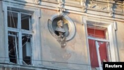 2023年11月6日，在乌克兰敖德萨，在俄罗斯导弹袭击现场附近看到的破碎的窗户。（路透社照片）
