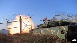 Iদক্ষিণ কোরিয়ার প্রতিরক্ষা মন্ত্রণালয়ের দেয়া এই ছবিতে সে দেশের উত্তর-পশ্চিম দ্বীপে গোলাবর্ষণ মহড়ার সময় দক্ষিণ কোরিয়ার ট্যাঙ্ক গুলি নিক্ষেপ করছে। ৫ জানুয়ারি, ২০২৪। 