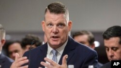 Исполняющий обязанности директора Секретной службы США Рональд Роу отвечает на вопросы на слушаниях в Сенате США. 30 июля 2024г. (AP Photo/Rod Lamkey, Jr.).