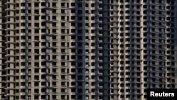 资料照：中国辽宁省丹东市的一座未完工的住宅楼。（2017年11月19日）