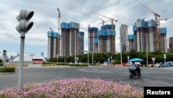 中国广东省深圳市前海新区正在建设中的的一处建筑工地。（2023年8月25日）