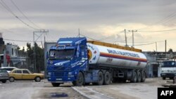 ລົດ​ບັນ​ທຸກ​ເຊື້ອ​ໄຟ​ຂ້າມ​ດ່ານ​ຣາ​ຟາ ໃນ​ພາກ​ໃຕ້​ເຂດ​ກາ​ຊາ ເມື່ອ​ວັນ​ທີ 15 ພະ​ຈິກ 2023. ອົງ​ການ​ໃຫ້​ຄວາມ​ຊ່ວຍ​ເຫຼືອ​ແກ່​ອົບ​ພະ​ຍົບ​ສະ​ຫະ​ປະ​ຊາ​ຊາດ ກ່າວ​ວ່າ ເຊື້ອ​ແມ່ນ "ຂາດ​ແຄນ​ຢ່າງ​ຮ້າຍ​ແຮງ." 