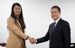 2023年10月17日，韩国统一部长官金暎浩（右）与美国朝鲜人权问题特使朱莉·特纳（Julie Turner）在韩国首尔综合政府大楼会晤前握手.