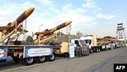 ইরানের সেনা মিডিয়া দপ্তর থেকে দেয়া ছবিতে দেখা যাচ্ছে, তেহরানে এক সেনা অ্যাকাডেমিতে আয়োজিত অনুষ্ঠানে কারার ড্রোন দেখানো হয়। ১০ ডিসেম্বর ২০২৩। 