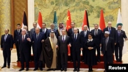 中国外长王毅在北京钓鱼台国宾馆会见一个由阿拉伯国家与伊斯兰国家外长组成的代表团。（2023年11月20日）