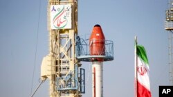 Roket dengan kapsul berisi hewan-hewan sebelum diluncurkan ke orbit dari lokasi yang tidak diungkap, 6 Desember 2023. (Foto: Kementerian Pertahanan Iran via AP)