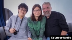 资料照片：艾米丽·陈 (Emily Chen) 2018年与儿子以及丈夫马克·伦特 (Mark Lent) 乘坐香港太平山顶缆车。