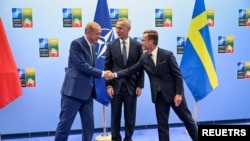 رجب طیب اردوغان، رئیس‌جمهور ترکیه و اولف کریسترسسون، نخست‌وزیر سوئد، در کنار ینس استولتنبرگ، دبیرکل ناتو، در ۱۰ ژوئیه ۲۰۲۳