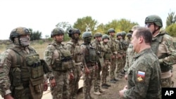 资料照片：俄罗斯国安会副主席德米特里·梅德韦杰夫在访问俄罗斯控制的乌克兰顿涅茨克地区的军事训练场时同俄罗斯军人讲话。（2023年9月15日）