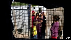 资料照片：叙利亚妇女和她们的孩子站在黎巴嫩贝卡谷的巴尔埃利亚斯镇的一个难民营里。(2023年6月13日)