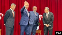 美国联邦众议院“国会台湾连线”两位共同主席：共和党籍众议员马里奥·迪亚斯·巴拉特(Mario Diaz-Balart，左二)和民主党籍众议员阿米·贝拉(Ami Bera，右二)1月24至26日率团访问台湾。（美国之音特约记者杨安摄影）