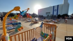 特拉维夫阿比玛广场上的两百多张床，表达人们对人质的牵挂 (美国之音/唐丹鸿)