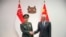新加坡国防部长黄永宏在新加坡会晤到访的中国国防部长李尚福。（2023年6月1日）
