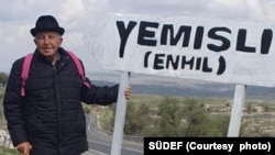 Gevrîye Akguç li ber nivîsa gundê xwe xwanê dibe