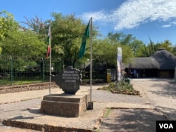 Pintu masuk ke Air Terjun Victoria, salah satu dari tujuh keajaiban dunia, di Zimbabwe. (Columbus Mavhunga/VOA)