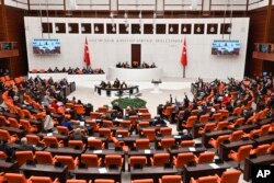 Wabunge wa Uturuki wakifuatilia majadiliano ya ombi la Sweden kujiunga na NATO wakiwa katika Bunge la Uturuki, mjini Ankara, Uturuki, Jan. 23, 2024.