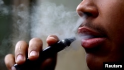Seorang pria menghisap rokok elektrik atau vape sekali pakai, Newcastle-under-Lyme, Inggris, 14 September 2023. (Foto: Carl Recine/Reuters)
