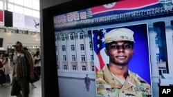 한국 서울역에 설치된 TV에서 무단 월북한 주한미군 트래비스 킹 이병 관련 뉴스가 나오고 있다.