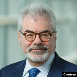 게리 세이모어 전 백악관 대량살상무기 조정관. 사진 = Brandeis University.