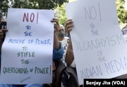 数百名记者聚集在印度首都，抗议NewsClick的记者因受到中国资助而被突袭和逮捕 (美国之音/贾尚杰)