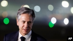 নয়াদিল্লির পালাম বিমানঘাটি থেকে ওয়াশিংটনের উদ্দেশ্যে রওয়ানা হওয়ার জন্য উড়োজাহাজে উঠছেন যুক্তরাষ্ট্রের পররাষ্ট্রমন্ত্রী অ্যান্টনি ব্লিংকেন (১০ নভেম্বর, ২০২৩) 