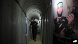 20 Temmuz 2016 tarihli bu fotoğrafta Filistinli bir genç askeri tatbikatlar için kullanılan tünelde yürüyor. 