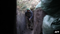 2023年6月17日，在离卢甘斯克的克雷明纳不远的前线，一名乌克兰士兵坚守着自己的阵地。