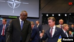 لوید آستین وزیر دفاع آمریکا (چپ) و پال جانسون وزیر دفاع سوئد - ژوئن ۲۰۲۳ 