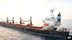 Ova fotografija koju je dostavila indijska mornarica prikazuje američki brod Genco Picardy koji je napadnut u srijedu sa dronom-bombom koji su lansirali jemenski Huti pobunjenici u Adenskom zaljevu, u četvrtak, 18. januara 2024.