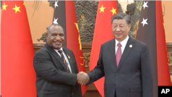 资料图片：中国国家主席习近平2023年10月17日会见访华出席“一带一路”国际合作高峰论坛并进行正式访问的巴新总理詹姆斯·马拉佩（James Marape）。（美联社提供视频截图）