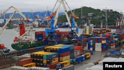 资料照：俄罗斯远东符拉迪沃斯托克港的集装箱货柜船 。（2023年8月25日）