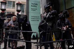 Waandishi wa Habari wakiwa nje ya Mahakama Kuu wakimtarajia Prince Harry kuwasili, London, Juni 5, 2023.