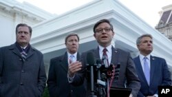 گفتگوی مایک جانسون رئیس مجلس نمایندگان آمریکا (دوم از راست) با خبرنگاران پس از دیدار با جو بایدن در کاخ سفید – چهارشنبه ۱۷ ژانویه ۲۰۲۴ 