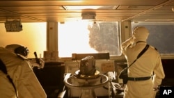 英国国防部2024年1月10日提供的照片显示，皇家海军“钻石号”军舰在红海发射导弹。