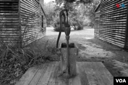 Pozo antiguo en una casa conservada de la comunidad Amish de Nueva Jersey, Estados Unidos. [Fotografía: Ismael Rodríguez/VOA]