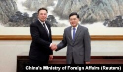 中国外长秦刚会见乘坐私人飞机抵达北京的特斯拉首席执行官埃隆·马斯克。（2023年5月30日）
