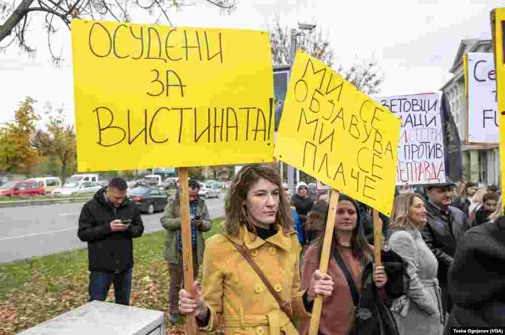 Залепени усти за право на говор: Протест на новинарите пред Основниот граѓански суд во Скопје