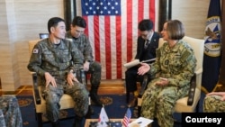 양용모 한국 해군 참모총장과 리사 프란체티 미 해군참모총장이 지난해 11월 부산에 정박한 미 항모 칼빈스함에서 만났다. 사진 = 한국 해군.