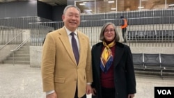 台湾新任驻美代表俞大㵢(左）抵达华盛顿杜勒斯机场，美国在台协会执行理事蓝莺到场欢迎。(2023年12月11日，美国之音锺辰芳拍摄）