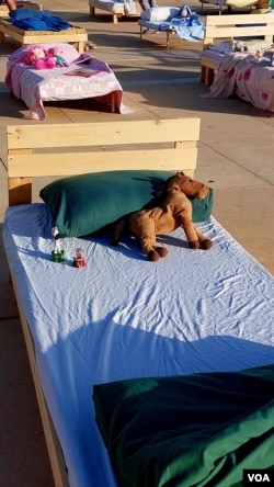 特拉维夫国家剧院哈比玛广场上的两百多张床，表达人们对人质的牵挂 - 这是其中的一张儿童床（美国之音/唐丹鸿）