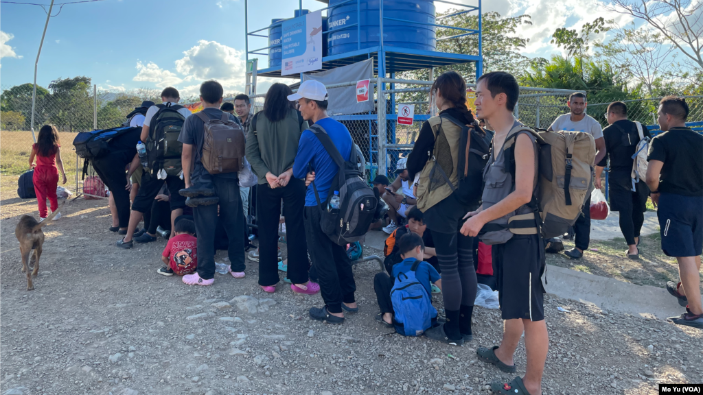 2024年2月24日，在巴拿马圣文森特(San Vicenter)移民接收点，走出雨林的中国走线移民正在排队等大巴。他们中不少带着孩子一家人走线。巴拿马政府组织的由私人运营的大巴将把他们送往哥斯达黎加。