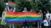 LGBT aktivisti drže svoje zastave na Puškinovom trgu u Moskvi, Rusija, 15. juli 2020.