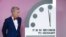 미국 핵과학자회보(BSA)가 23일 워싱턴 내셔널프레스클럽에서 올해 '지구종말시계(Doomsday Clock)'를 발표했다. 시계는 지난해와 마찬가지로 자정 90초 전을 유지했다. 왼쪽은 과학교육자 빌 나이(Bill Nye).