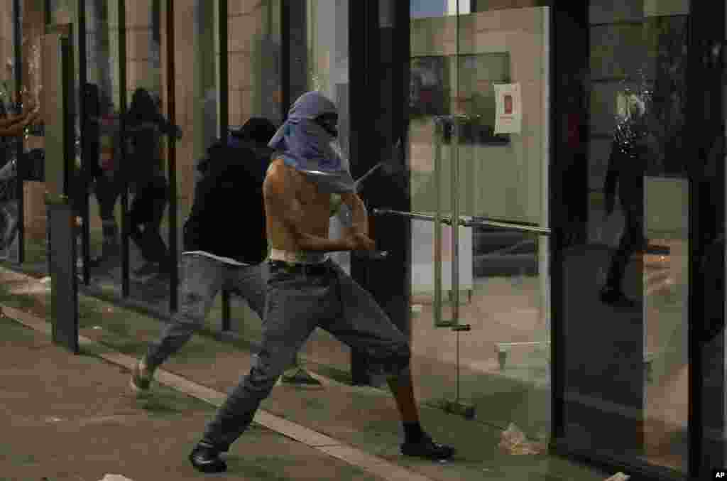 Demonstrators attack a building in downtown Guatemala City during a national strike, Oct. 9, 2023.&nbsp;People are protesting to support President-elect Bernardo Arévalo after Guatemala&#39;s highest court upheld a move by prosecutors to suspend his political party over alleged voter registration fraud.