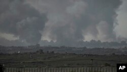 从以色列南部看到的以军空袭加沙地带后升起的浓烟。(2023年12月26日)