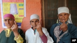 Para perempuan Kashmir menunjukkan jari mereka usai memberikan suara di kota Sheeri, utara Srinagar, Rabu (7/5). 