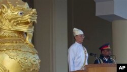 ဗိုလ်ရှု့ခံစင်မြင့်ထက်က သမ္မတဦးသိန်းစိန်။