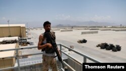 سرباز افغان در حال نگهبانی در پایگاه بگرام پس از خروج نیروهای آمریکایی - ۵ ژوئیه ۲۰۲۱